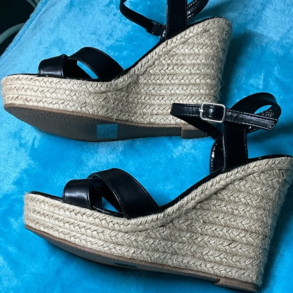 Elegant Black Espadrille Sandals - Picture 3 of 4